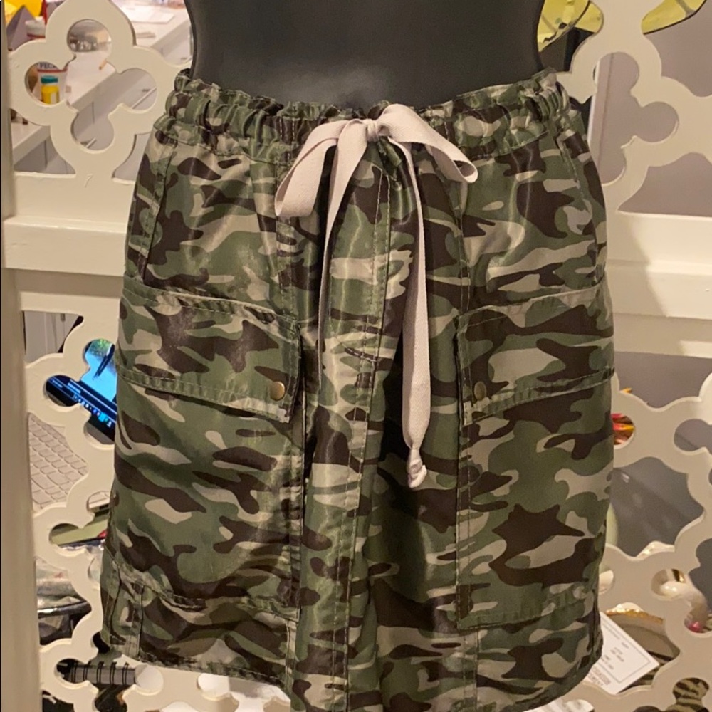 Skirt, Express Camo with front pockets :-)new cond